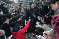 [포토] 조계사신도 70여명, 한상규 강제 퇴거 시도