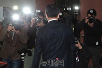 [포토] 회견장 떠나는 주승용 최고위원