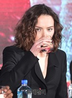 [포토] 스타워즈, 물 마시는 '데이지 리들리'