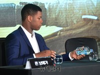 [포토] 스타워즈, 물 따르는 존 보예가