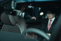 [포토] 제네시스EQ900 뒷자석에 앉은 윤상직 장관