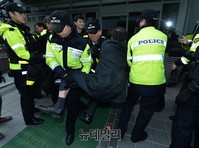 [포토] 한상균 검거 시간이 다가오자 조계종관계자들 연행하는 경찰