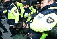 [포토] 끌려나가는 입구지키던 조계종관계자