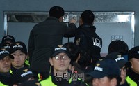 [포토] 잠겨있는 관음전 입구 확인하는 경찰