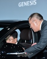 [포토] 제네시스 소개하는 정의선 부회장, 운전석에 앉은 윤상직장관