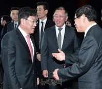 [포토] 제네시스 관련 대화나누는 정의선-윤상직