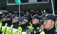 [포토] 한상균 검거작전, 매트리스 옮기는 경찰