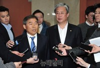 [포토] 기자들의 질문에 답하는 황주홍-유성엽