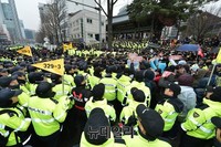 [포토] 호송차에 오른 한상균, 조계사앞은 아수라장