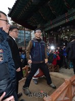 [포토] 조계사 구름다리 나서는 한상균