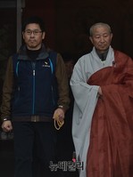 [포토] 자승스님 면담 후 나서는 한상균-도법