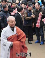 [포토] 도법 앞세우고 조계사 떠나는 한상균