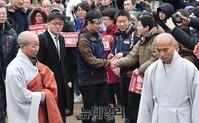 [포토] 승려들 앞세우고 조계사 떠나는 한상균