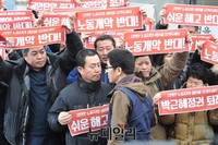 [포토] 지지자들과 악수 나누는 한상균