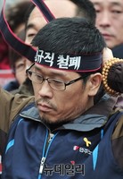 [포토] 투쟁 머리끈 묶는 한상균