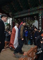 [포토] 조계사 입구 구름다리 건너는 한상균-도법