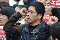 [포토] 조계사 경내에서 투쟁구호 외치는 한상균