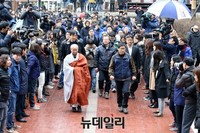 [포토] 대웅전으로 향하는 민주노총 한상균