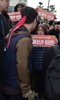 [포토] '박근혜정권 퇴진' 손에 든 한상균 지지자