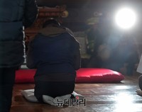 [포토] 대웅전서 절하는 한상균