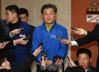 [포토] 기자들의 질문에 답하는 신학용 의원