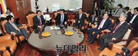[포토] 문재인 대표 관련 현안으로 모인 중진 의원들
