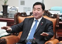 [포토] 의원들과 대화 나누는 이석현 국회부의장