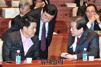 [포토] 대화 나누는 김무성-김태호-김정훈