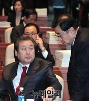 [포토] 대화 나누는 김무성 대표와 김정훈 의원