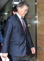 [포토] 의장실 빠져나가는 문재인 대표