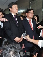 [포토] 질문에 답하는 이종걸 원내대표와 김태년 간사