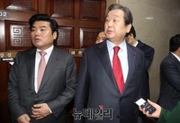 [포토] 의장실 빠져나가는  김무성 대표와 원유철 원내대표