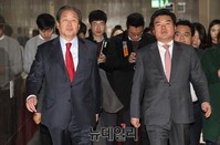 [포토] 국회의장실 빠져나가는  김무성 대표와 원유철 원내대표