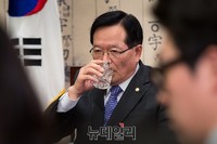 [포토] 물 마시는 정의화 국회의장