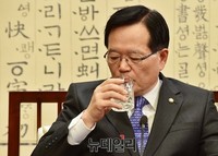 [포토] 물 마시는 정의화 의장
