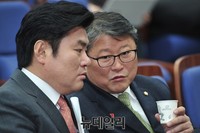 [포토] 대화 나누는 원유철-조원진