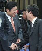 [포토] 악수 나누는 원유철-유승민