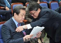 [포토] 김무성 대표 옷에 먼지 떼고 있는 조원진 수석