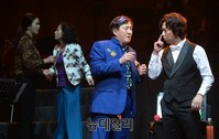 [포토] 뮤지컬 '오케피' 열연하는 송영창-오만석