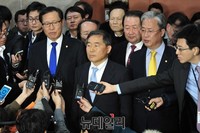 [포토] 기자들의 질문에 답하는 새정치 탈당 의원들