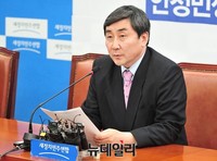 [포토] 기자간담회 갖는 이종걸 원내대표