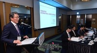 [포토] 국제심포지엄 개최 알리는 임영진 경희의료원장