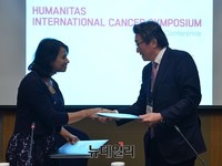 [포토] 의료협약체결하는 임영진 원장-지나 브라운 교수