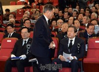 [포토] 자리 옮기는 새정치민주연합 문재인 대표