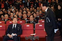 [포토] 불편한 시선의 정의화 국회의장과 김무성 대표