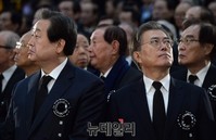 [포토] 다른 시선의 새누리당 김무성 대표와 새정치 문재인 대표
