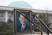 [포토] 영결식장으로 들어오는 고 이만섭 의장 영정