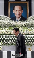 [포토] 헌화 마치고 내려오는 정의화 국회의장