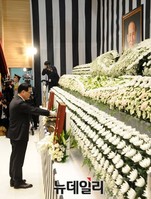 [포토] 분향하는 정의화 국회의장