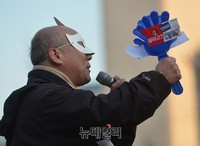 [포토] 가면쓰고 정부규탄하는 박석운 투쟁본부 공동대표